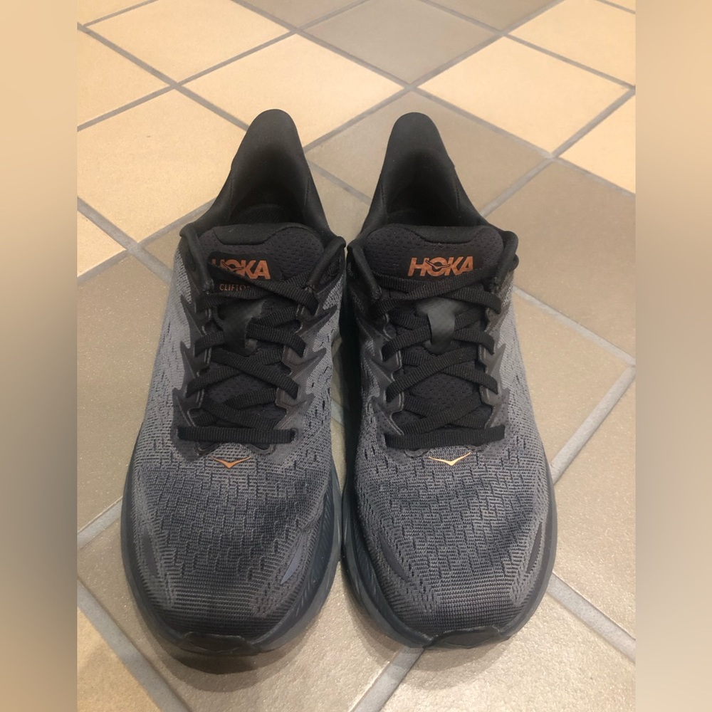 Hoka Clifton 8 dark running